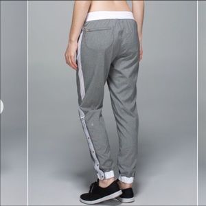 LULULEMON grey and white track jogger sweatpants ankle button detail size 4